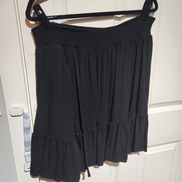 Simple casual black skirt - Picture 3 of 3